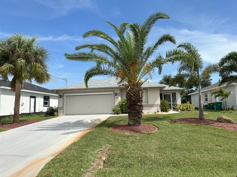 Single Family House: 107 Cottage Place, Rotonda West, FL